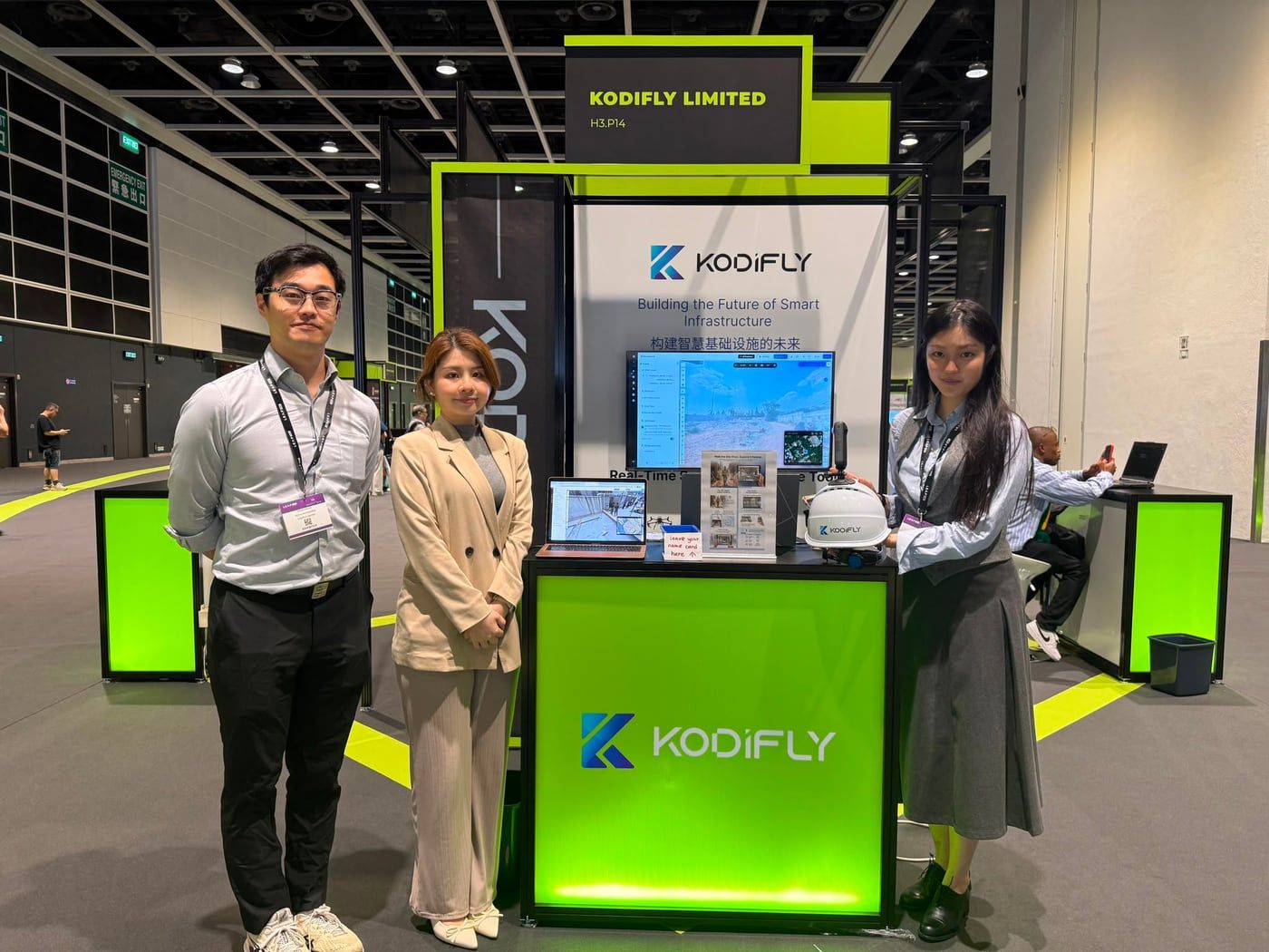 Kodifly 團隊於展位,螢幕展示 SpatialSense