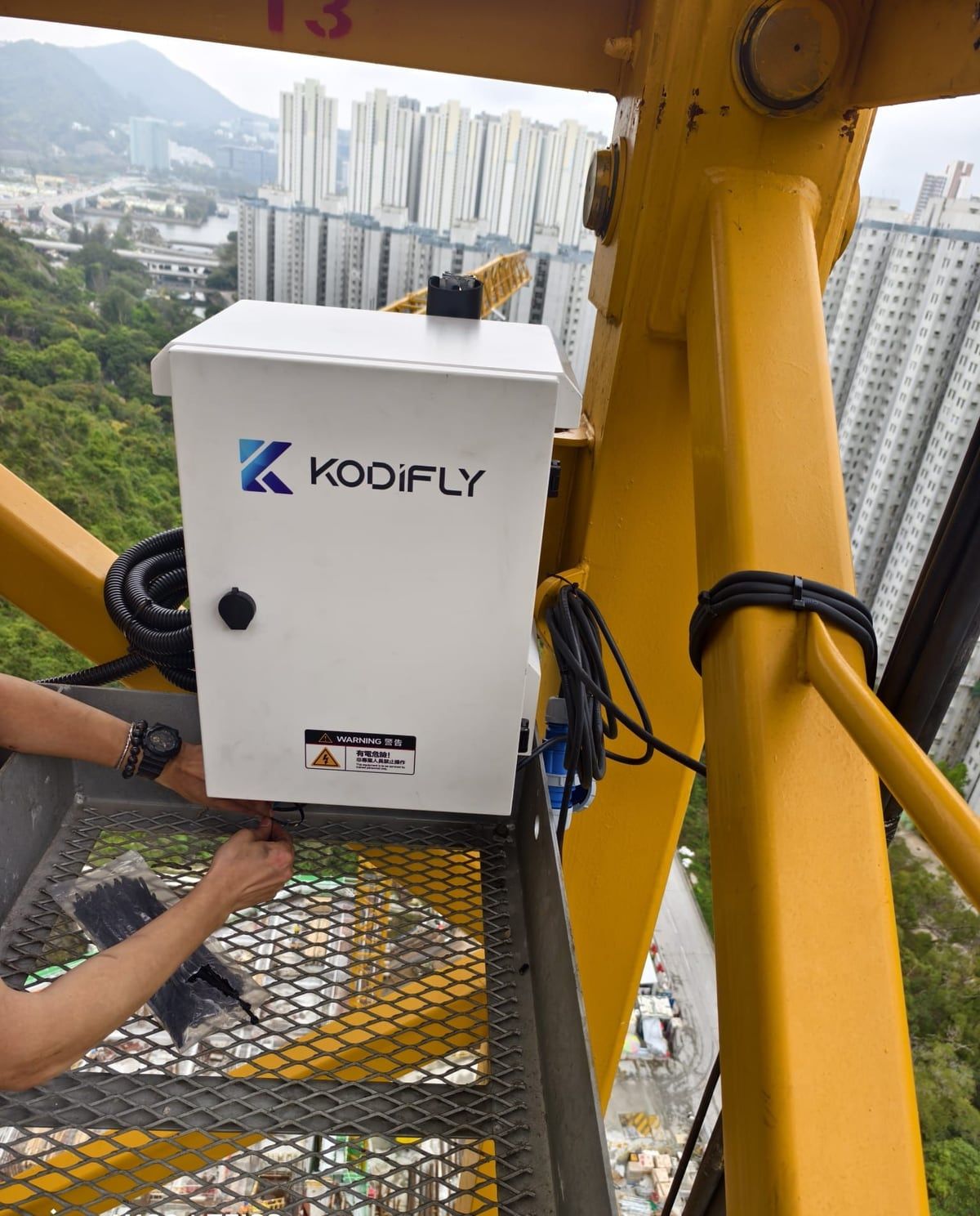 تركيب خزانة معدات Kodifly على رافعة برجية في موقع إسكان في هونغ كونغ