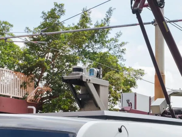 輕鐵列車車頂支架上的 LiDAR 裝置，背後是樹木及架空電纜